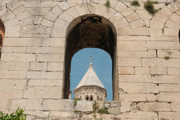 Hırvatistan 'ın Split kentinde, yakınlardaki tarihi bir binanın penceresinden bakıldığında, mimari unsurların ilginç bir şekilde yan yana dizilmesine yol açan eşsiz bir perspektif.