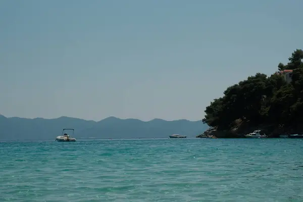 Panorama, Hırvatistan kıyısı boyunca karadan denize huzurlu geçişi kaydediyor.