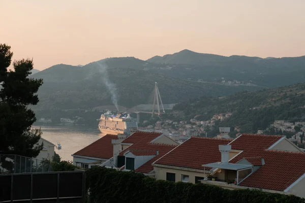 Bu çarpıcı fotoğraf, Dubrovnik 'in şehir içindeki bir tepeden çekilmiş büyüleyici bir manzarasını gösteriyor. Çerçeve, gök mavisi denizi yakalar.