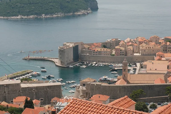 Tepenin doruk noktasından yaklaşan Dubrovnik 'in Eski Şehir' inin ikonik iskelesi, Adriyatik Denizi 'ne doğru zarif bir şekilde uzanıyor..