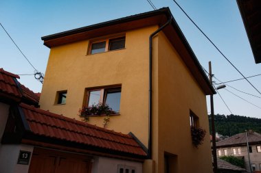 Sarı ve turuncunun altın sarısı renklerinde ışıl ışıl bir Bosna evi, Bosna 'nın zengin kültür mirasını yansıtıyor..