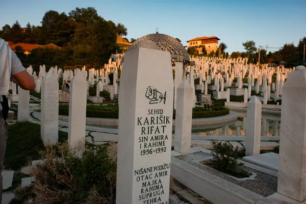 Tek bir askerin mezar taşı, günbatımının yumuşak parıltısında kararlıdır. Saraybosna 'nın kutsal topraklarında gösterilen cesaret ve fedakarlığın dokunaklı bir göstergesidir..