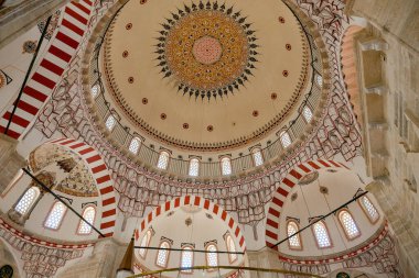 Geleneksel bir Türk camiinin içinden nefes kesici manzara hayret verici. Çatı, ustalıkla tasarlanmış ustalığı gözler önüne seriyor.