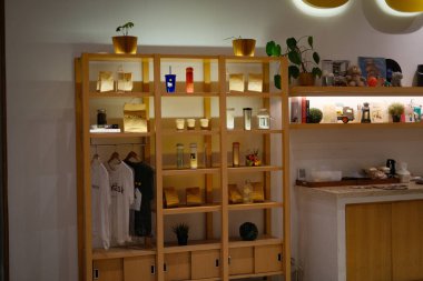 Ahşap dekorlar, hafif ışıklar ve büyüleyici ürünlerle süslenmiş bir İsveç kafesinin davetkar atmosferine girin. Samimi titreşim sıcaklık yayar, rahatlamak için mükemmel bir nokta yaratır..