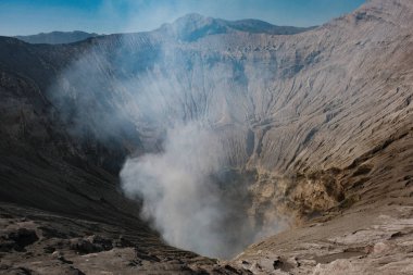 Bromo Dağı 'nın krater kenarından volkanın kalbinden yükselen buharın çarpıcı görüntüsüne tanık olun..