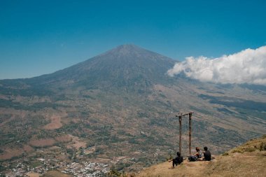 Bu manzaralı yerde, salıncakta sallanan insanlar, Pergasingan 'ın panoramik güzelliğine hayran kalarak sükunet içinde bekletiliyor..