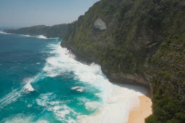 Kelingking Sahili 'nin dinginliğini, kumlu kıyıların turkuaz sularla barışçıl bir şekilde buluştuğu daha düşük bir açıdan deneyimleyin.