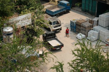 İlerlemenin kalp atışlarının yankılandığı inşaat alanının üstündeki yolculuk. Bir kamyonet işçiler arasında yol alıyor, enerjileri elle tutulur.