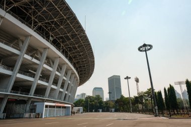 Gelora Bung Karno Stadyumu 'nun huzurlu atmosferini bu yatay açıdan kucaklayın. Stadyum sessiz bir ihtişam içinde duruyor.