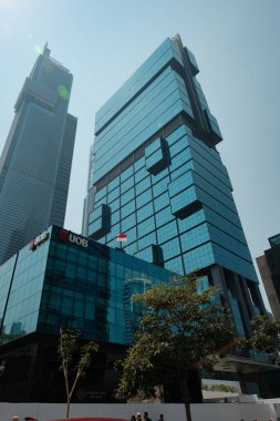 Modern cam gökdelenlerin gökyüzüne uzandığı Jakarta 'nın gökdeleninin altında huşu içinde durun..