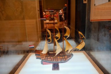 Kota Tua, Jakarta 'daki Gouverneurskantor' un yanındaki müzeye girin. Nazikçe sağa bakan bir Hollanda sömürge gemisinin titizlikle hazırlanmış modeline hayran kaldım..