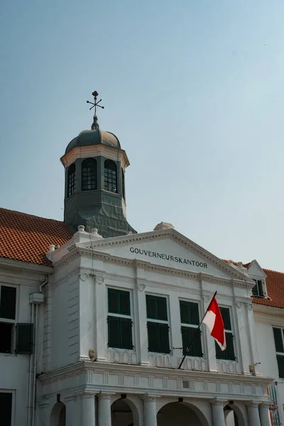 Jakarta 'nın Kota Tua' sındaki görkemli Gouverneurskantor 'un dikey görüntüsüyle tarihe dalın. Açık mavi gökyüzünün parlak tuvaline karşı