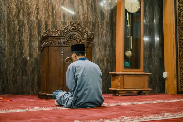 Endonezyalı bir adam dua ederken dokunaklı bir sahne belirir. Arkasından yakalanır ve dingin bir bağlılık anı yaratır..