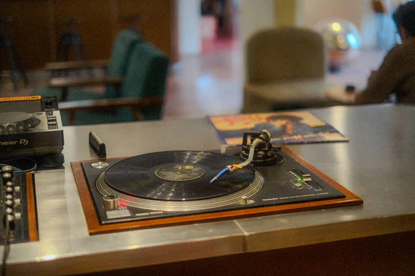 Klasik müzik çalar ve kulaklıklarla vinil vinilin mahrem dünyasına dalın..