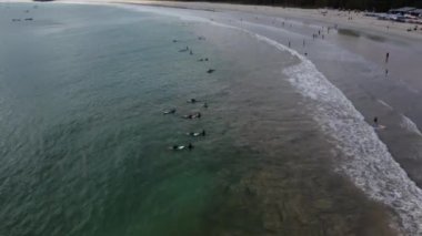 İnsansız hava aracı zarif bir şekilde Selong Belanak Sahili 'ndeki sörfçülerin üzerinde süzülürken büyüleyici bir yolculuğa çıkın. Kamera dalgalardaki sörfçülerin heyecan verici dansını yakalar.