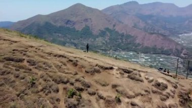 Lombok, Endonezya 'daki Sembalun köyünün cazibesini yaşayın. İnsansız hava aracı hızla içeri giriyor ve sakin evleri ve camileri ortaya çıkarıyor..