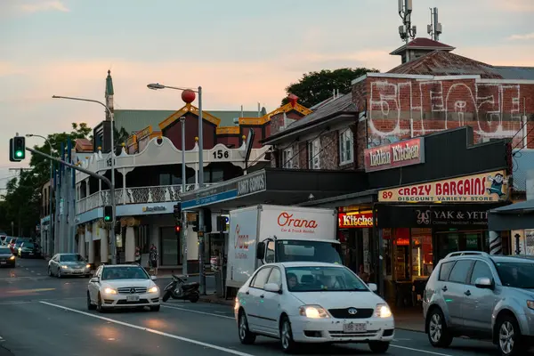 Adelaide 'in banliyölerinin sakin güzelliği, gün batımının sıcak renkleriyle aydınlanıyor. Arabalar caddelerde dolaşırken, güzel bir siluet yaratıyor.
