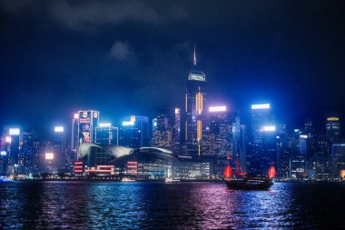 Huzurlu mavi bir tonda yıkanan Hong Kong 'un ufuk çizgisi, narin dalgaları yansıtıyor. Denize ruhani bir ışık saçıyor..