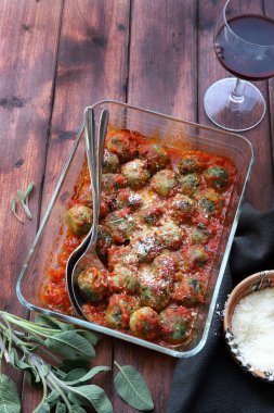 Ev yapımı ıspanak ve domates soslu ve parmesanlı ricotta gnocchi. Tam üstte.