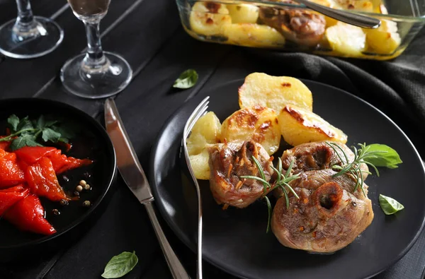 Stock image Braised veal steak Ossobuco alla Milanese with herbs in a pan. Italian cuisine. Close-up.