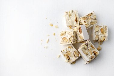 Torrone, beyaz arka planda izole edilmiş bademli yumuşak İtalyan fındığı. Tatil sezonu. Boşluğu kopyala.