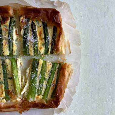 Yemek konsepti. Kuşkonmazlı ev yapımı fillo böreği. Kuşkonmazlı kiş. Tam üstte.