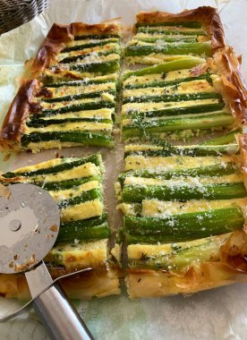 Yemek konsepti. Kuşkonmazlı ev yapımı fillo böreği. Kuşkonmazlı kiş. Tam üstte.