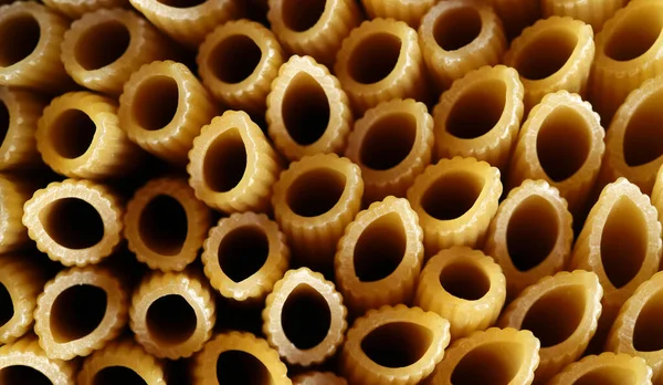 意大利面的花纹 麦芽中面食的背景图像 意大利面的抽象纹理 未煮熟的意大利面 — 图库照片
