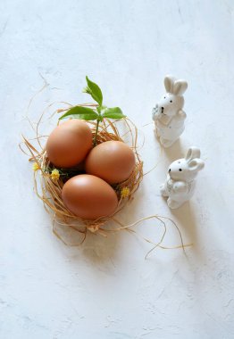 Beyaz arka planda izole edilmiş tavuk yumurtaları. Yukarıdan görüntüle, boşluğu kopyala. Sağlıklı gıda konsepti. Paskalya tatili.