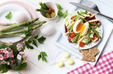 Paskalya tatili. Kuşkonmaz ve haşlanmış yumurta ile bahar salatası. Sağlıklı yiyecekler. Tam üstte.