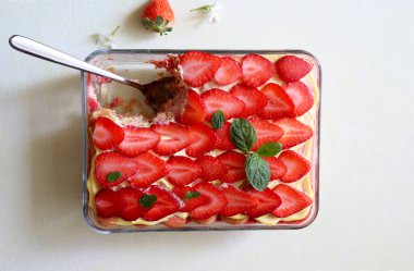 Tiramisu. Geleneksel İtalyan tatlısı. Çilekli ve mascarpone 'lu. Yakın plan. Tam üstte.