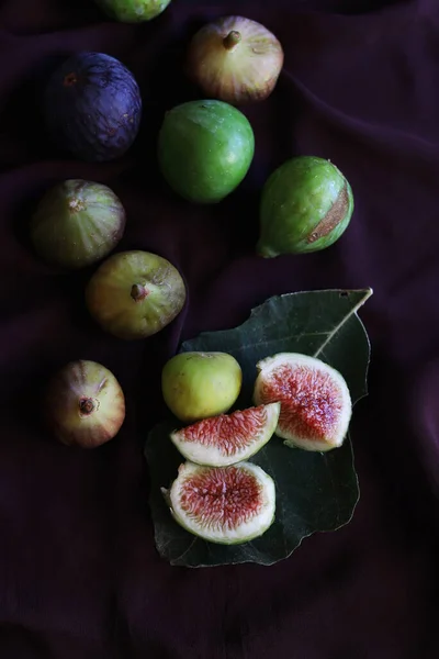 Frische Feigen Isoliert Auf Dunklem Hintergrund Geschlossenheit Blick Von Oben — Stockfoto