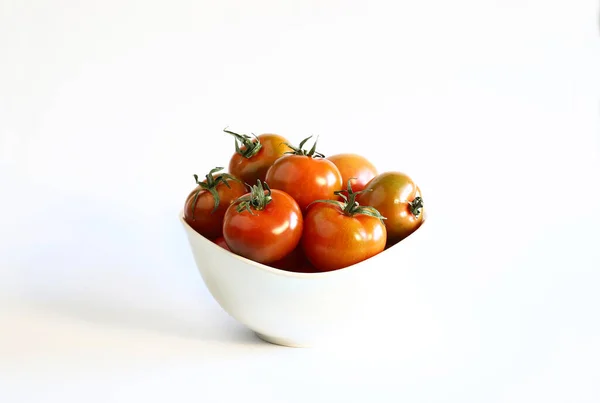 Świeże Pomidory Zielonymi Liśćmi Białej Misce Odizolowane Białym Tle Odbiór — Zdjęcie stockowe