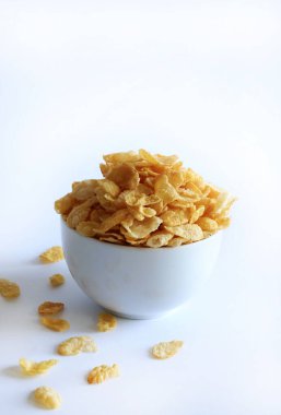 Beyaz arka planda izole edilmiş mısır gevrekleri. Kahvaltı konsepti. Boşluğu kopyala.