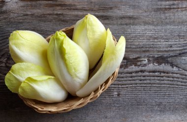 Ahşap arka planda bir grup çiğ hindiba. Tam üstte. Boşluğu kopyala.