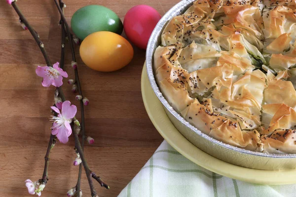 Paskalya tatili. Yunan mutfağı kavramı. Ev yapımı Spanakopita turtası. Tahta masada ıspanaklı peynirli turta. Tam üstte. Boşluğu kopyala.