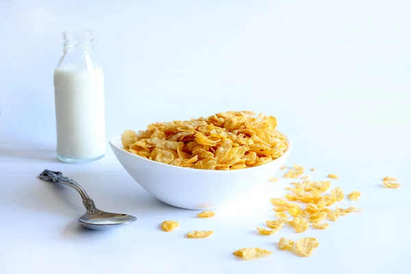 白い背景に隔離された白いボウルとミルクのコーンフレークシリアル 朝食の料理のコンセプト スペースのコピー — ストック写真