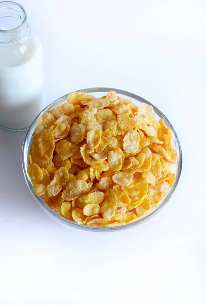 Cereais Flocos Milho Uma Tigela Branca Leite Isolado Fundo Branco — Fotografia de Stock
