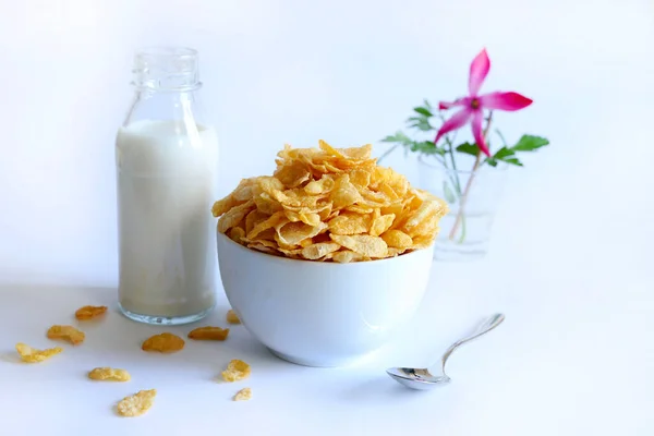 Cornflakes Céréales Dans Bol Blanc Lait Isolé Sur Fond Blanc — Photo