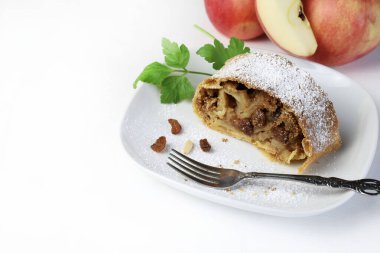 Ev yapımı elmalı turta, fillo hamur işi, tarçın, sultan, beyaz arka planda badem. Apfelstrudel. Gıda tarifi geçmişi, Avusturya Almanya yemekleri.