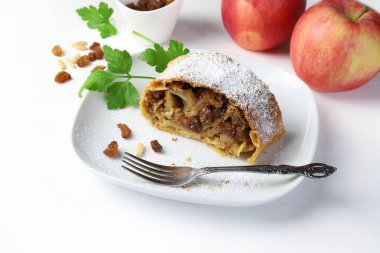 Ev yapımı elmalı turta, fillo hamur işi, tarçın, sultan, beyaz arka planda badem. Apfelstrudel. Gıda tarifi geçmişi, Avusturya Almanya yemekleri.