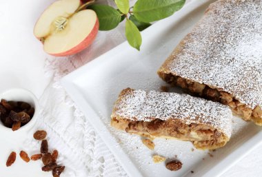 Ev yapımı elmalı turta, fillo hamur işi, tarçın, sultan, beyaz arka planda badem. Apfelstrudel. Gıda tarifi geçmişi, Avusturya Almanya yemekleri.