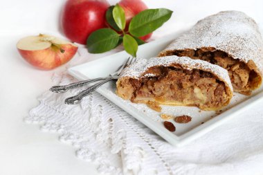 Ev yapımı elmalı turta, fillo hamur işi, tarçın, sultan, beyaz arka planda badem. Apfelstrudel. Gıda tarifi geçmişi, Avusturya Almanya yemekleri.