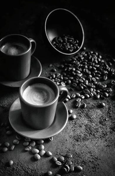 Черно Белое Фото Чашками Итальянского Эспрессо Кофейными Зёрнами Прямо Над — стоковое фото