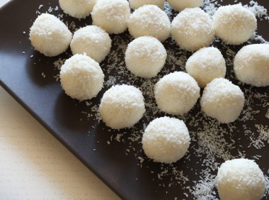 Hindistan cevizi ve beyaz çikolatadan yapılmış ev yapımı yuvarlak şekerler. Raffaello şekeri. Tam üstte. 