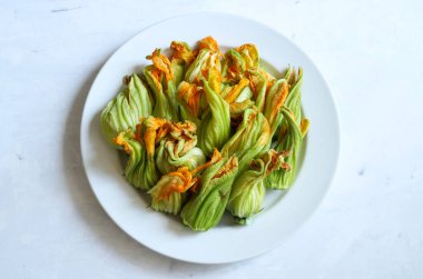 Beyaz arka planda taze kabak çiçekleri var. Tam üstte. Organik yiyecekler.