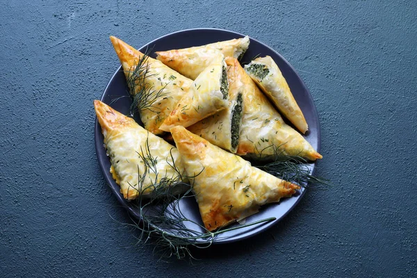 Geleneksel Yunan mutfağı. Spanakopita, gri arka planda ıspanak, feta, dereotu ve tzatziki soslu çıtır fileto. Tam üstte. Boşluğu kopyala.
