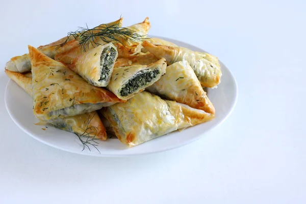 Traditionellt Grekiskt Kök Spanakopita Krispig Phyllo Bakelse Trianglar Med Spenat — Stockfoto