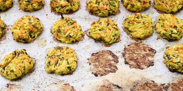 Tepside ev yapımı vejetaryen kabağı topları. Vejetaryen ya da vejetaryen yemeği. Tam üstte. Boşluğu kopyala.