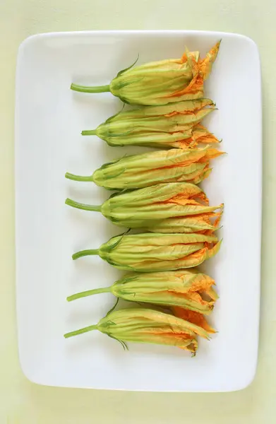 Zucchini Fleurs Isolées Sur Fond Blanc Vue Haut Nourriture Biologique — Photo